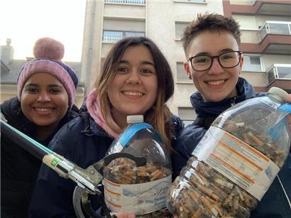 Elga, Leah und Rafaela konnten am Sonntag innerhalb von vier Stunden zwei Fünf-Liter-Flaschen mit Zigarettenstummeln füllen

