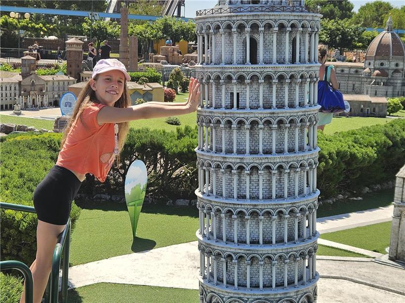Eline und ihre Familie erkunden begeistert einen Miniatur-Park mit detailreichen Miniaturwelten und Landschaften.