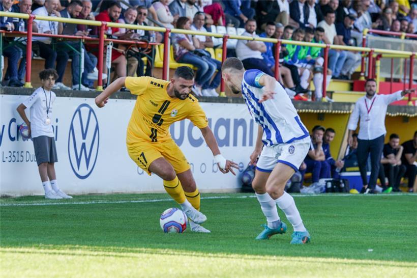 Eliot Gashi (F91) versucht seinen Gegenspieler auszutänzeln
