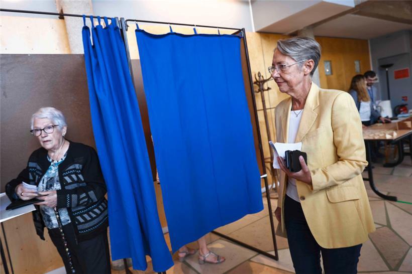 Elisabeth Borne (d.) arrive au bureau de vote: La première ministre est arrivée en tête dans sa circonscription du Calvados, devançant le candidat de la Nupes
