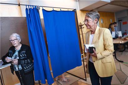 Elisabeth Borne (d.) arrive au bureau de vote: La première ministre est arrivée en tête dans sa circonscription du Calvados, devançant le candidat de la Nupes
