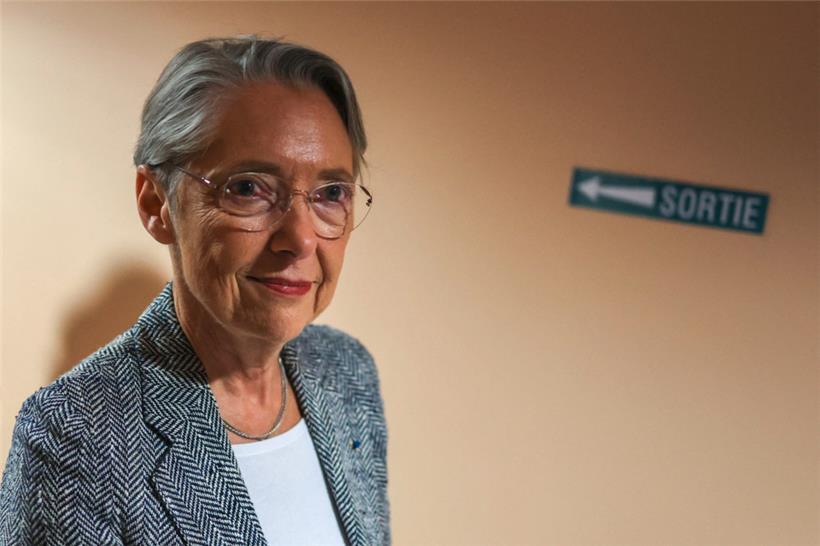 Elisabeth Borne se démarque d’Emmanuel Macron sur la gestion du dossier de la réforme des retraites
