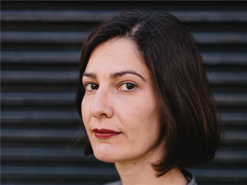 Elise Schmit ist Autorin, Philologin und Literaturkritikerin. 2019 erhielt sie für den Kurzgeschichten-Band „Stürze aus unterschiedlichen Fallhöhen“ den Servais-Preis
