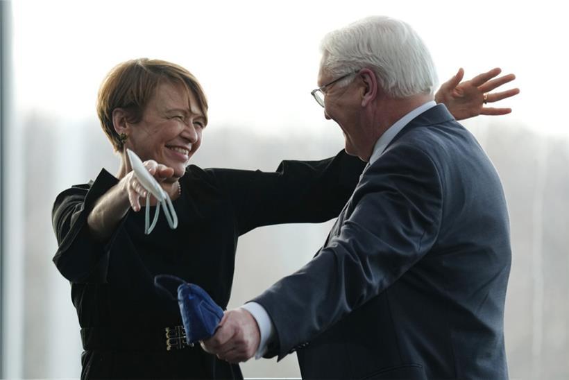 Elke Büdenbender gratuliert ihrem Mann und Bundespräsidenten Frank-Walter Steinmeier zur Wiederwahl als Bundespräsident
