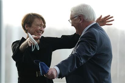 Elke Büdenbender gratuliert ihrem Mann und Bundespräsidenten Frank-Walter Steinmeier zur Wiederwahl als Bundespräsident

