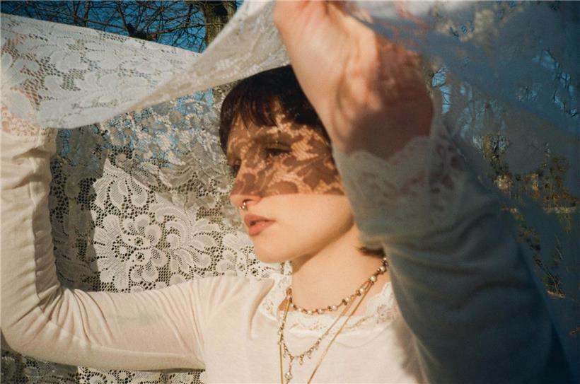 Luxemburgische Musikerin Ninon singt live auf der Bühne beim Gudde Wëllen Konzert