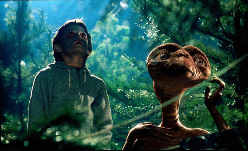 Elliott (Henry Thomas) und E.T. hoffen, dass E.T.s Leute ihn in Kalifornien abholen und mit nach Hause nehmen – eine Szene aus „E.T. – Der Außerirdische“ (undatiert)
