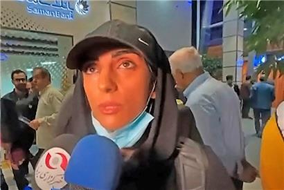 Elnaz Rekabi stellte sich dem iranischen Staatsfernsehen bei ihrer Ankunft in Teheran
