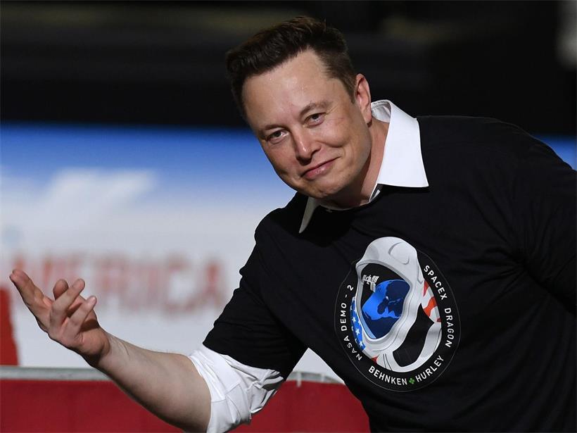 Elon Musk, CEO von Tesla und SpaceX, spricht bei einer Technologie-Konferenz vor Publikum