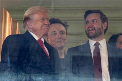 Elon Musk (Mitte) weiß, wie er aus dem Schatten der gewählten Politiker am besten agieren kann

