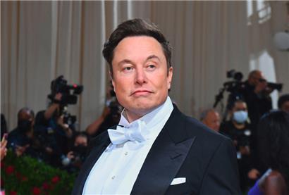 Elon Musk bei der Met Gala 2022 im Metropolitan Museum of Art in New York
