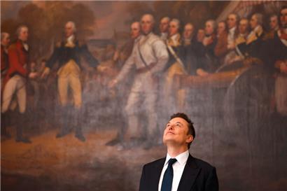 Elon Musk hat mit rechtsextremen Persönlichkeiten interagiert und rassistische Verschwörungstheorien verstärkt, ist Experte Maher überzeugt. Dazu gehört die antisemitische „Great-Replacement-Theorie“, die behauptet, dass Juden Massenmigration inszenieren würden, um „die weiße Bevölkerung zu ersetzen“.
