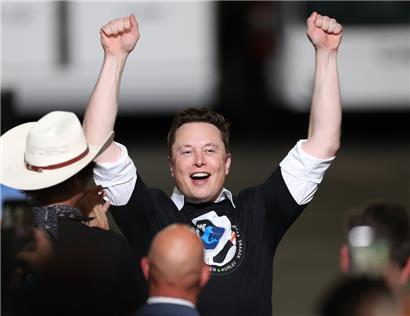 Elon Musk wurde während der Pandemie zum reichsten Menschen der Welt

