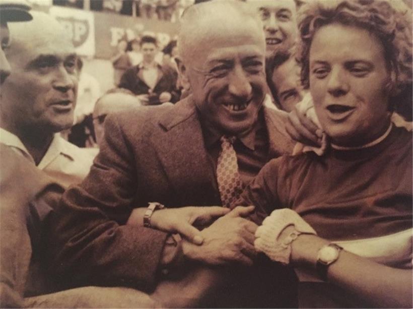 Elsy Jacobs kurz nach der Zieleinfahrt auf dem Rundkurs von Reims-Gueux im Jahr 1958. In der Mitte FSCL-Vizepräsident Lex Schmitz, der über lange Zeit auch Radsport-Berichterstatter für das Tageblatt war.
