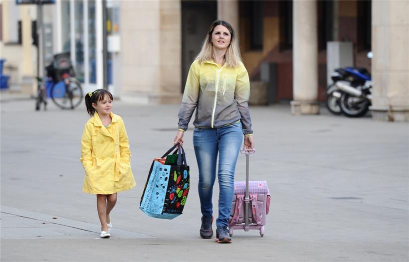 Eltern sind gut beraten, wenn sie mit ihren Kindern den Schulweg üben und sie auf Gefahren aufmerksam machen
