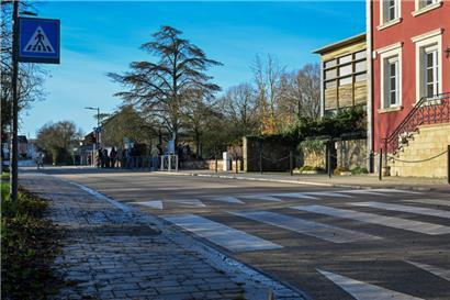 Eltern warten bei Unterrichtsschluss auf ihre Kinder – es ist zu gefährlich, sie alleine über die Straße zu lassen
