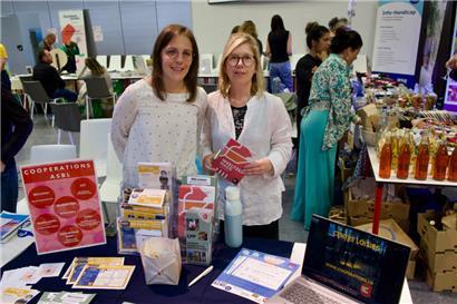Elvira Mittheis von der Wiltzer Organisation Cooperations (rechts) ist beim Event vertreten
