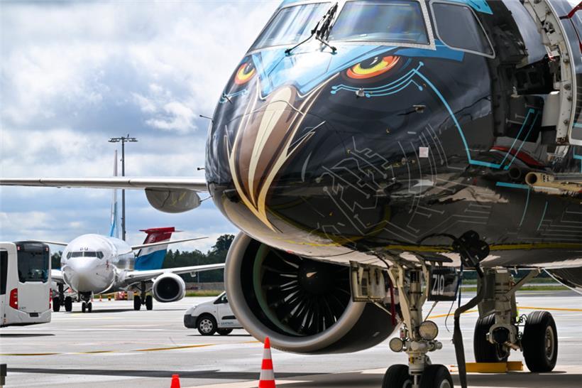 Embraer hat seinem Flugzeug einen Adler-Look verpasst – am Freitag machte die Maschinen für einige Stunden Halt auf Findel
