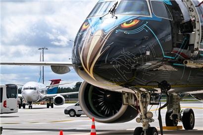 Embraer hat seinem Flugzeug einen Adler-Look verpasst – am Freitag machte die Maschinen für einige Stunden Halt auf Findel
