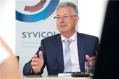 Emile Eicher (67) ist Präsident des Syvicol. Der Verband erlebt mit der Reform des Gemeindegesetzes gerade aufregende Zeiten, Pandemie und Ukraine-Krise wirken noch nach. Zwar steht der Sommer vor der Tür, aber danach wird es genauso arbeitsintensiv weitergehen wie bisher. 
