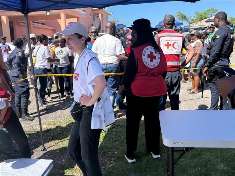 Emine Bozdogan als ERU-Freiwillige hilft Menschen in Katastrophengebieten bei Rettung und Soforthilfe