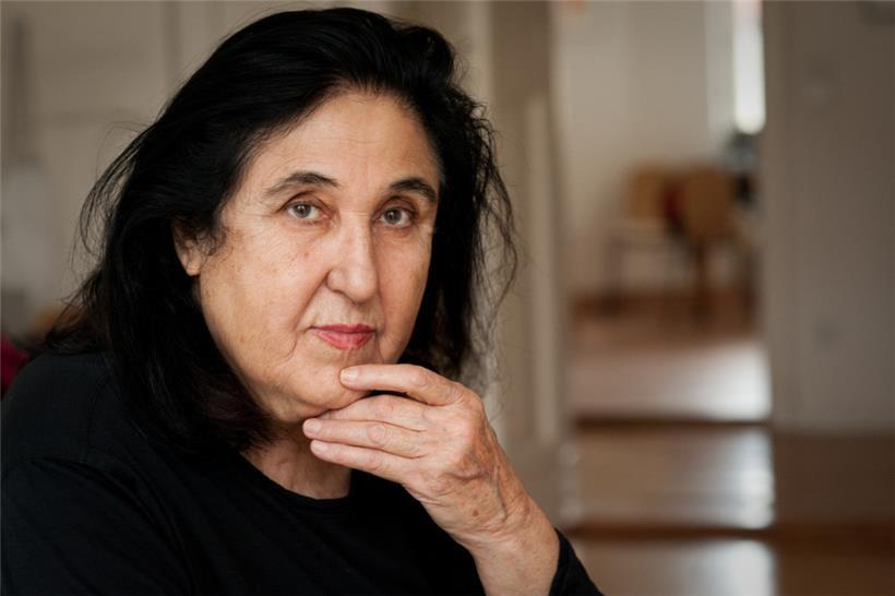 Emine Sevgi Özdamar wuchs in Istanbul und Bursa auf. Als sie 1965 als 18-Jährige zum ersten Mal nach Deutschland kam, besaß sie keinerlei Deutschkenntnisse; nun lebt die freie Schriftstellerin und Schauspielerin in Berlin.
