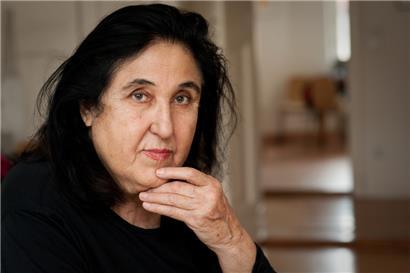 Emine Sevgi Özdamar wuchs in Istanbul und Bursa auf. Als sie 1965 als 18-Jährige zum ersten Mal nach Deutschland kam, besaß sie keinerlei Deutschkenntnisse; nun lebt die freie Schriftstellerin und Schauspielerin in Berlin.

