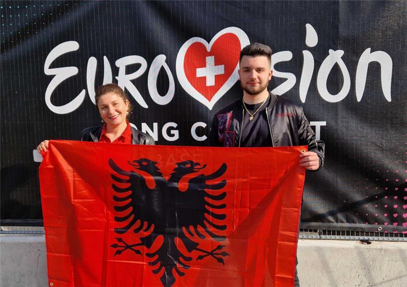 Emirates Marku (40) und ihr Sohn Gjovani Cinari (20) sind extra aus Großbritannien angereist
