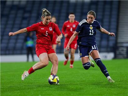 Emma Kremer links beim Auswechseln während der Pause am Dienstag im Fußballspiel