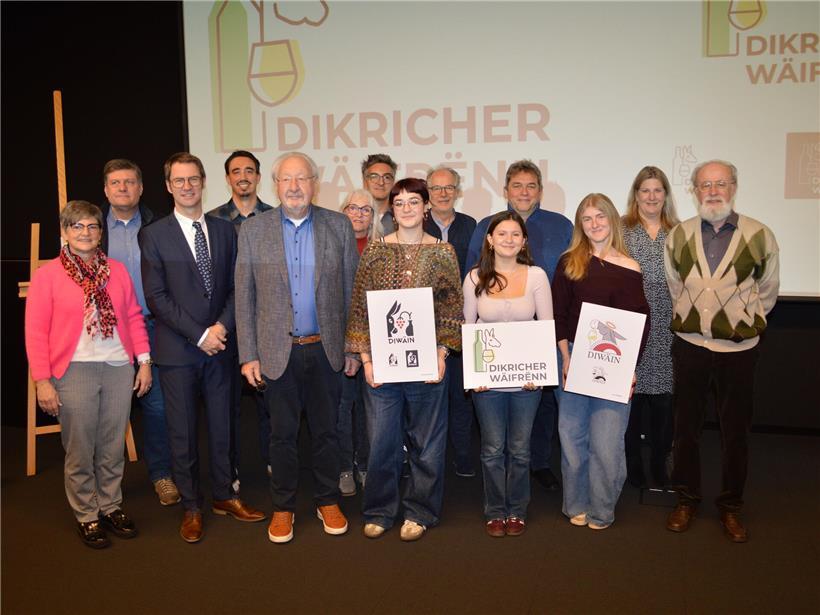 Emma Scholtes, Maîté Brucher, Julie Wagner mit LCD-Logos und Vorstandsmitgliedern der Dikricher Wäifrënn bei Vereinsveranstaltung