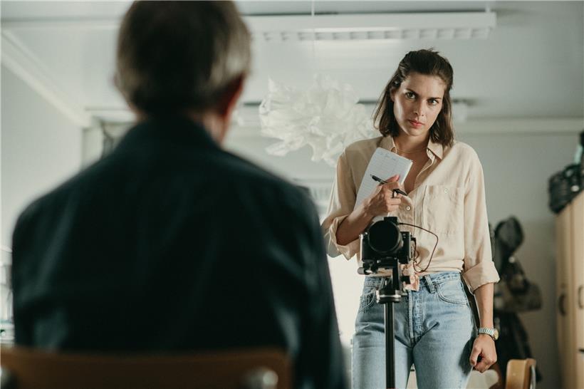 Emma (Sophie Mousel) est une journaliste qui s’ennuie au Luxembourg – jusqu’au jour où les événements se précipitent
