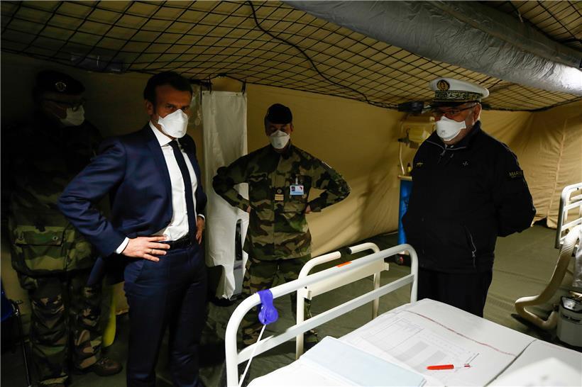 Emmanuel Macron (2.v.l), Präsident von Frankreich, trägt einen Mundschutz während eines Besuches im Armeekrankenhaus in Mulhouse, Ostfrankreich
