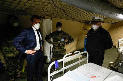 Emmanuel Macron (2.v.l), Präsident von Frankreich, trägt einen Mundschutz während eines Besuches im Armeekrankenhaus in Mulhouse, Ostfrankreich
