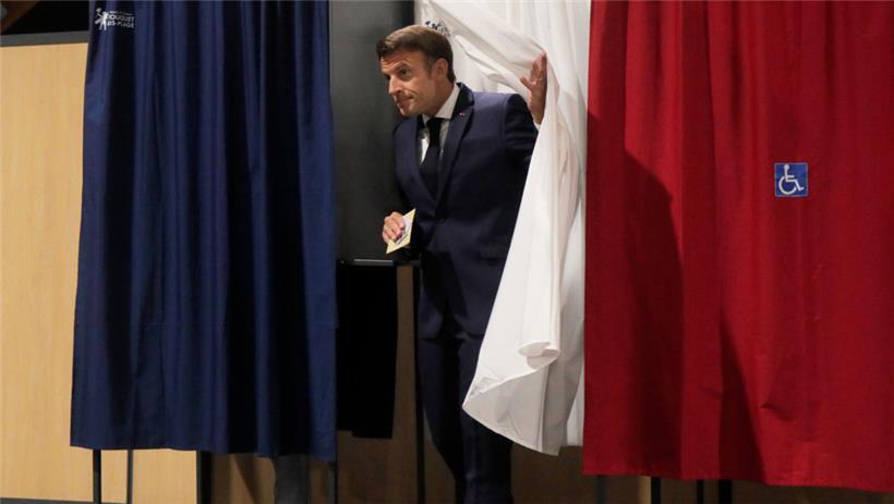 Emmanuel Macron, Präsident von Frankreich, verlässt am Sonntag die Wahlkabine. Die Französinnen und Franzosen wählen ein neues Parlament.
