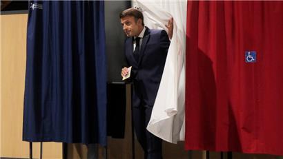 Emmanuel Macron, Präsident von Frankreich, verlässt am Sonntag die Wahlkabine. Die Französinnen und Franzosen wählen ein neues Parlament.
