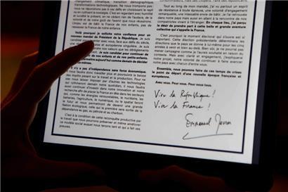 Emmanuel Macron a annoncé hier sa candidature aux présidentielles par une simple „lettre ouverte aux Français“
