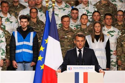 Emmanuel Macron a annoncé sa proposition à l’occasion d’une visite à la base militaire de Varces
