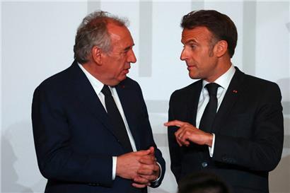 Emmanuel Macron (à dr.) et son premier ministre François Bayrou peinent à véhiculer une image positive
