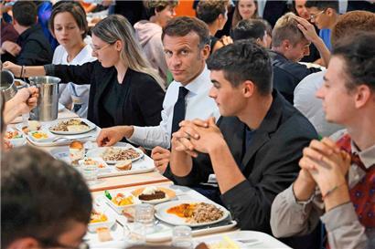 Emmanuel Macron a lancé mardi le chantier de sa réforme „très progressive“ du lycée professionnel, mais il y a d’autres réformes qui attendent le président français
