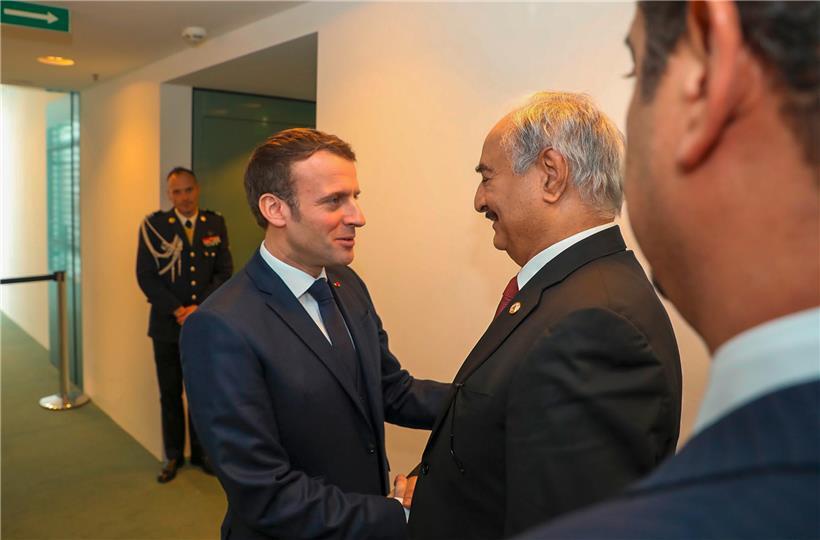 Emmanuel Macron begrüßt Khalifa Haftar: Frankreich steht entgegen der anderen Europäer aufseiten der international nicht anerkannten Regierung aus dem Osten Libyens – Feldmarschall Haftar dirigiert deren Truppen
