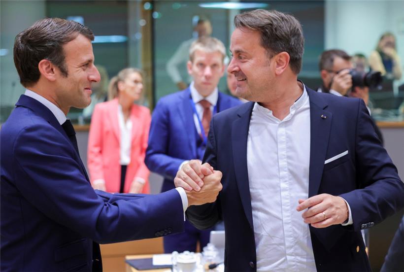 Emmanuel Macron begrüßt Xavier Bettel am zweiten Tag eines EU-Gipfels: Gute Nachrichten gab es immerhin für Nordmazedonien
