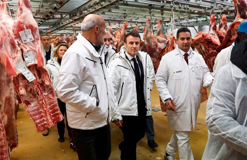Emmanuel Macron (c.) mardi matin dans les halles de Rungis
