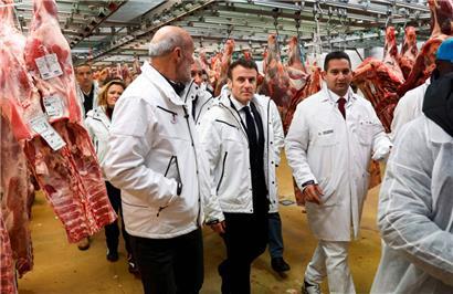 Emmanuel Macron (c.) mardi matin dans les halles de Rungis
