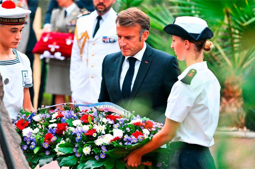 Emmanuel Macron dépose une gerbe de fleurs lors d’une cérémonie marquant le 80e anniversaire du débarquement allié en Provence pendant la Seconde Guerre mondiale
