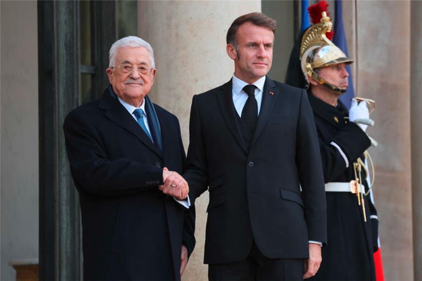 Emmanuel Macron empfängt Mahmud Abbas im Élysée-Palast in Paris
