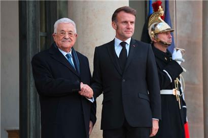 Emmanuel Macron empfängt Mahmud Abbas im Élysée-Palast in Paris
