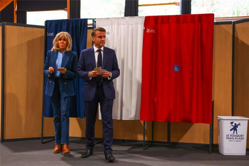 Emmanuel Macron et Brigitte Macron dimanche dans un bureau de vote au Le Touquet au Nord de la France 
