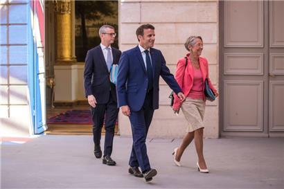 Emmanuel Macron et Elisabeth Borne arrivent pour la première réunion du nouveau gouvernement
