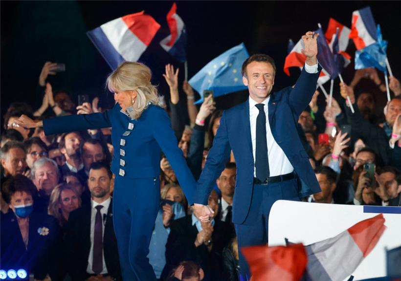 Emmanuel Macron et sa femme Brigitte Macron célèbrent après sa victoire à l’élection présidentielle française au Champ-de-Mars à Paris
