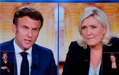 Emmanuel Macron et Marine Le Pen lors du désormais traditionnel débat 
